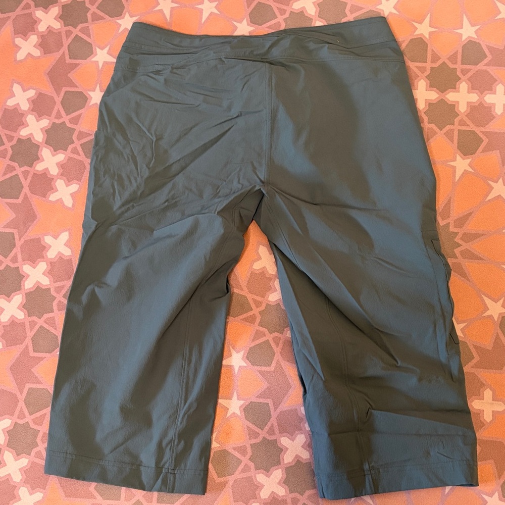 Mountain Hardwear Y2K Women's Charcoal Cargo Hiking Shorts - Picture 5 of 5